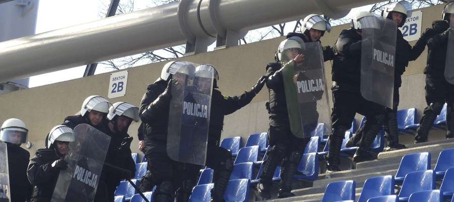 W ćwiczeniach na stadionie w Ostródzie wzięło udział prawie 300 policjantów