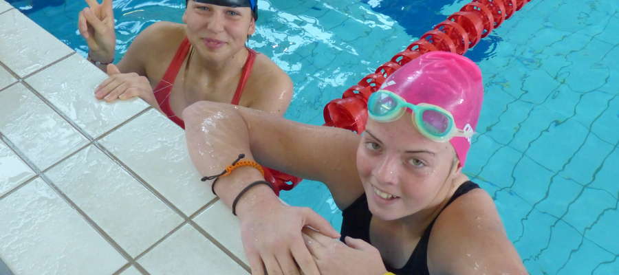 Hania Dzik i Wiktoria Gołębiowska - iławskie żeglarki startują też w zawodach pływackich