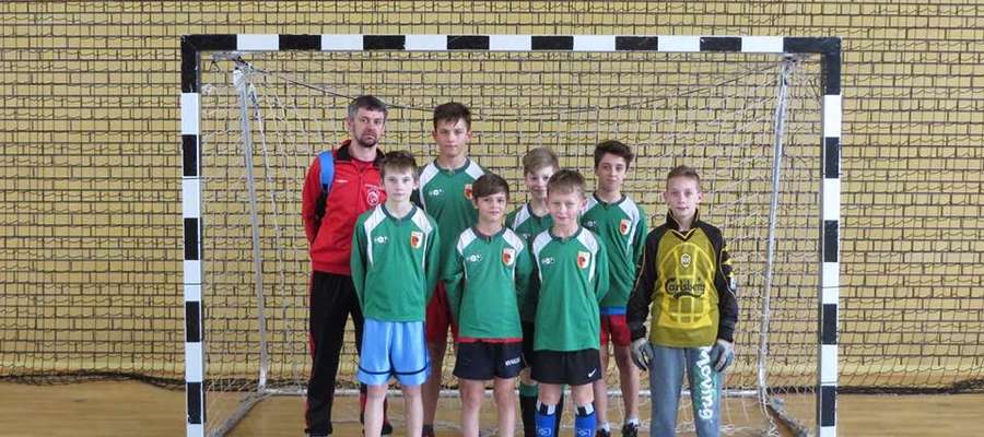 Reprezentacja gminy Mikołajki wygrała halowy turniej piłki nożnej w Orzyszu