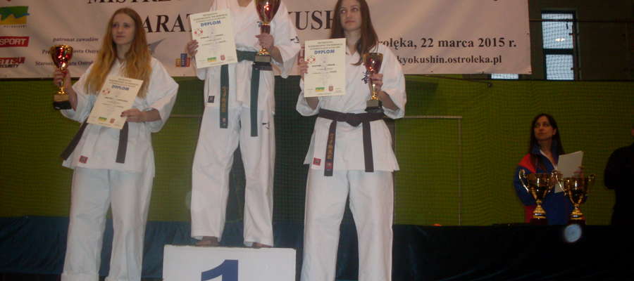 Pierwsza z lewej Karolina Daszkiewicz, na trzecim stopniu stoi Adrianna Mrówka
