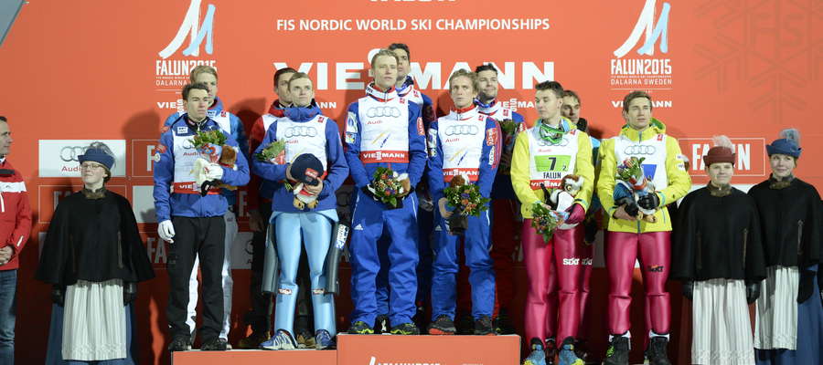 Podium konkursu drużynowego w Falun, czyli od lewej: "srebrni" Austriacy, "złoci" Norwegowie" i "brązowi" Polacy