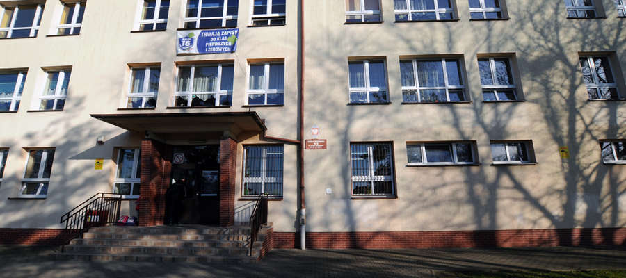Szkoła Podstawowa nr 16 jest oddalona od Dąbrowy o około osiem kilometrów