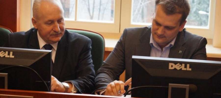 Wójt Paweł Bobrowski (po prawej) podczas podpisywania umowy