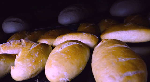 Te chlebki trafią do koszyków ze święconka Czytelników "Gazety Nowomiejskiej" - full image