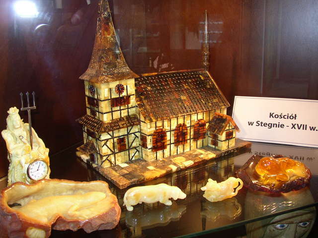 W Muzeum Bursztynu można zobaczyć między innymi bursztynowy kościół w Stegnie