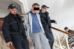 Podejrzany Cezary B. został aresztowany na okres 3 miesięcy. Zdjęcie wykonano po ogłoszeniu postanowienia o tymczasowym aresztowaniu.