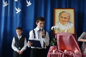 Uczniowie z Tuszewa wspominali Świętego Jana Pawła II 