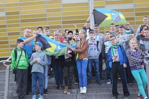 Młodzi sportowcy i kibice na meczu Ekstraklasy 