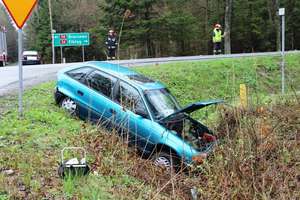 Opel wpadł do rowu po zderzeniu z volkswagenem, jedna osoba ranna
