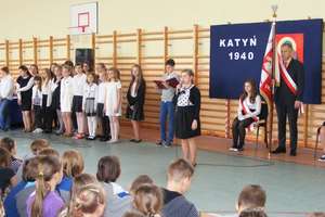W 75 rocznicę Katynia - apel w SP2