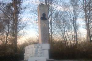 Zdewastowano pomnik w Pieniężnie. Sprawcy złapani na gorącym uczynku 