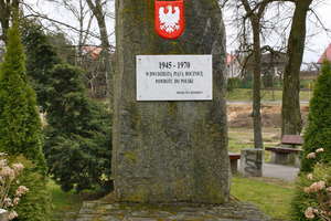Dźwierzuty: Pomnik poległych, którzy wrócili do Polski