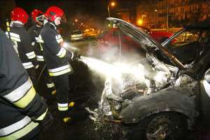 Opel corsa spłonął na Jarotach. Podpalenie? Sprawę bada policja