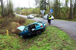 Opel po uderzeniu wpadł do rowu. Jedna osoba trafiła do szpitala
