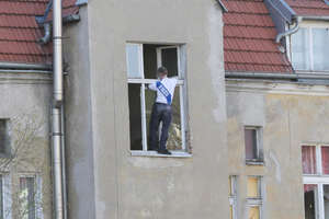 Mężczyzna próbował wyskoczyć z okna na Wojska Polskiego w Olsztynie