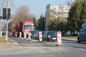 Korek w Ostródzie. Drogowcy leją asfalt w piątek przed weekendem