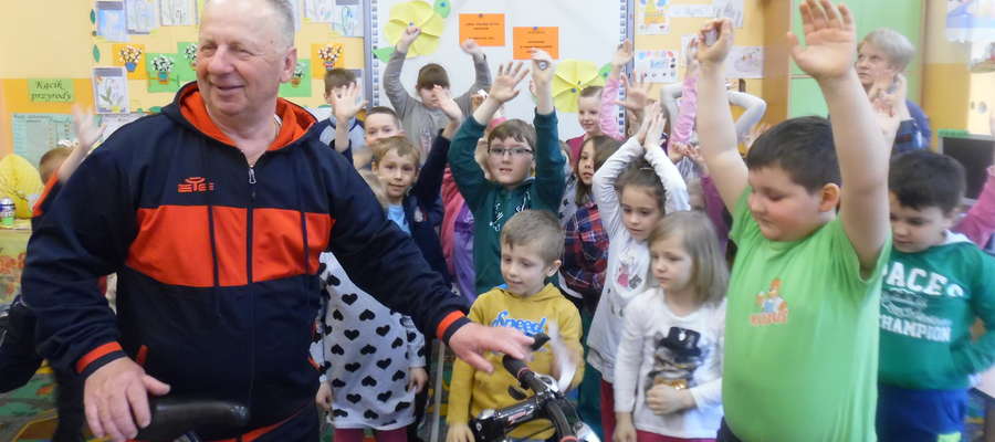 Uczniowie szkoły w Krawczykach spotkali się z pasjonatem kolarstwa Wiesławem Kaczerskim.