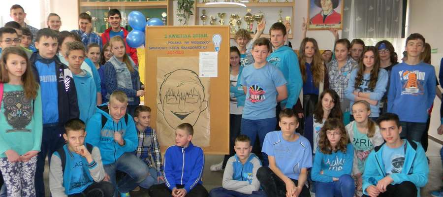 Uczniowie gimnazjum w Kinkajmach ubrali się na niebiesko, bo poznawali problemy ich kolegów z autyzmem i zespołem Aspergera.