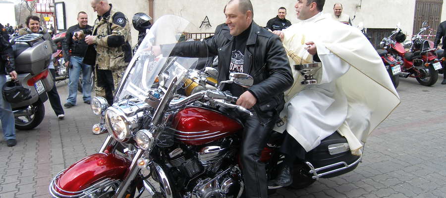  Po mszy odbędzie się uroczystość poświęcenia motocykli na placu pod Bazyliką Mniejszą, po której motocykliści przejadą na okoliczne  cmentarze, gdzie upamiętnia swoich kolegów: „Motocyklistów podniebnych szlaków”