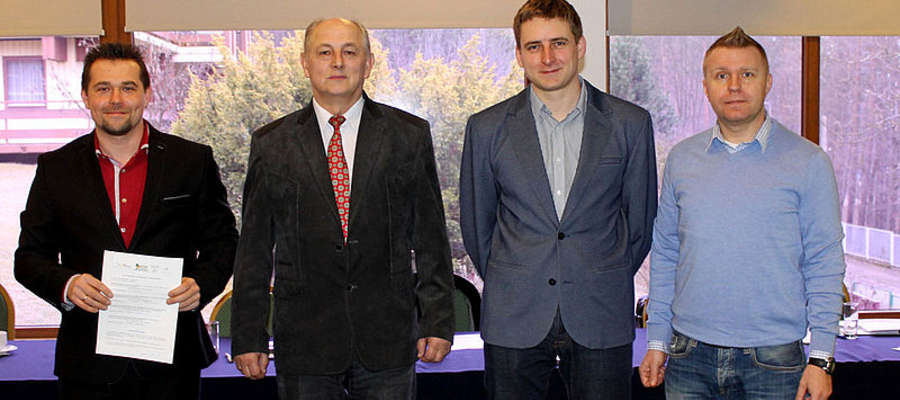Na zdjęciu stoją od lewej: Robert Wróbel (LOT „Ziemia Mrągowska”), Lech Prusinowski (LOT Mazury Południowe”), Marek Makowski (LOT „Mazury”), Marek Lipski (Węgorzewska LOT „Mazury Pólnocne”)
