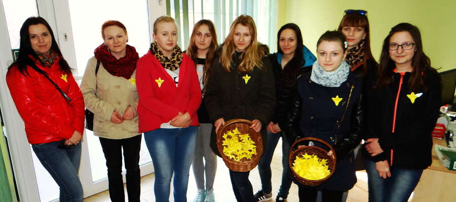Uczennice z Kurzętnika wraz z koordynatorkami akcji "Żonkil" podczas wizyty w redakcji Gazety Nowomiejskiej
