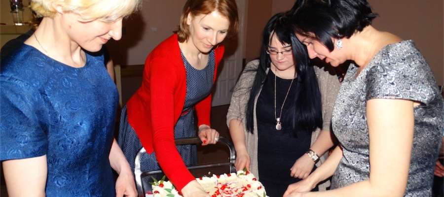 Na spotkaniu w Nielbarku nie zabrakło urodzinowego tortu