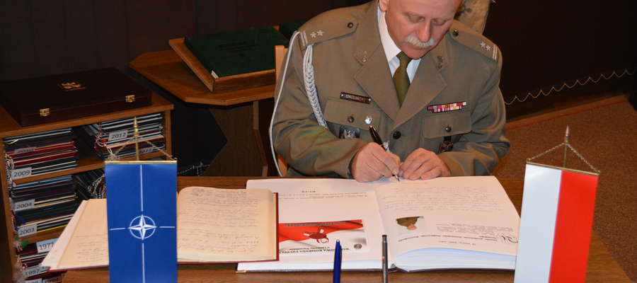  Ppłk. mgr. inż. Piotr Chełmicki, dotychczasowy Wojskowy Komendant Uzupełnień, po ponad 35 latach służby,  pożegnał się z mundurem