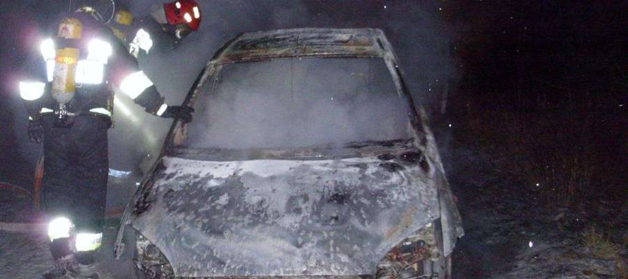 Strażacy gasili pożar samochodu w Marcinkowie