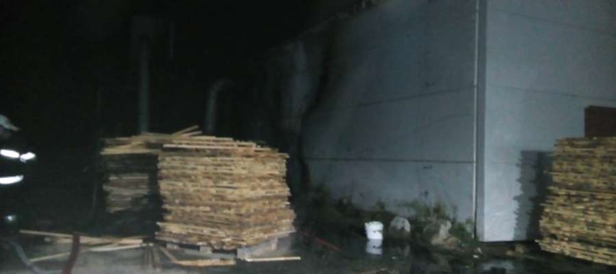 Obok hali produkcyjnej zapaliły się drewniane palety