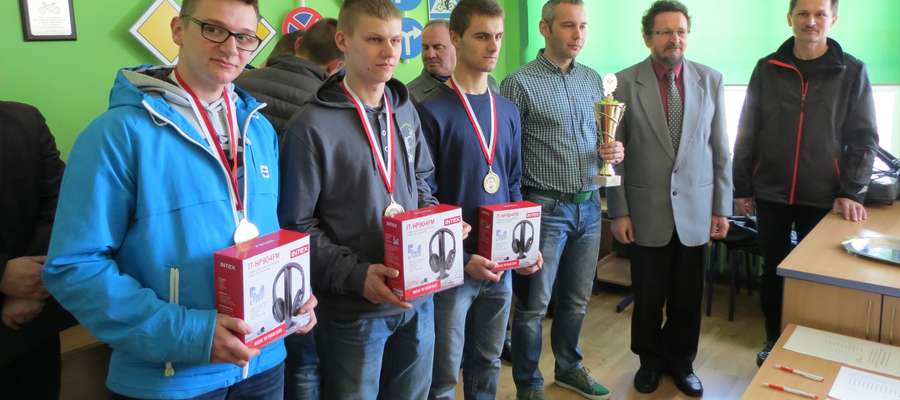 Najlepsza drużyna.  Jarosław Skudynowski (pierwszy z lewej) najlepszy spośród uczestników turnieju