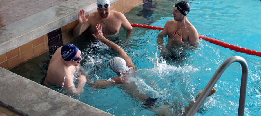 Rosnąca liczba uczestników 24-godzinnej sztafety pływackiej pokazuje, że z roku na rok przybywa elblążan, którzy kochają pływać 