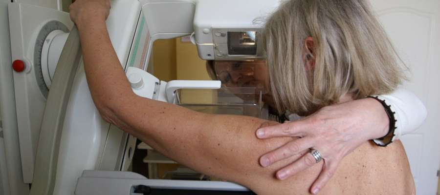 Mammografia jest jednym z niezbędnych elementów profilaktyki nowotworowej. Kobiety po 40. roku życia powinny ją wykonywać raz w roku, a decyzję o pierwszym takim badaniu podejmuje lekarz