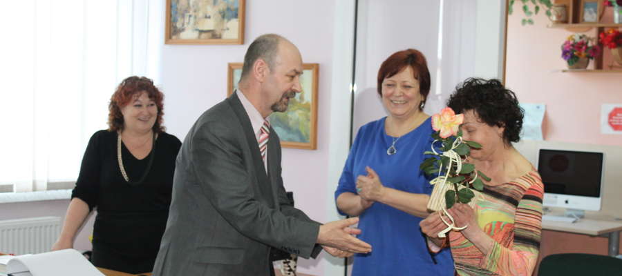 Burmistrz Korsz wręczył kwiatka znanej artystce