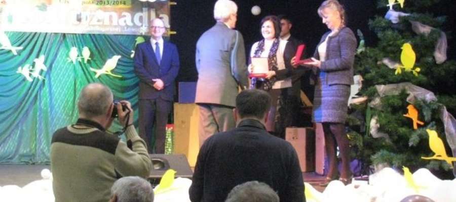 Elżbieta Kapusta ze szkoły w Lipinkach odbiera nagrodę 