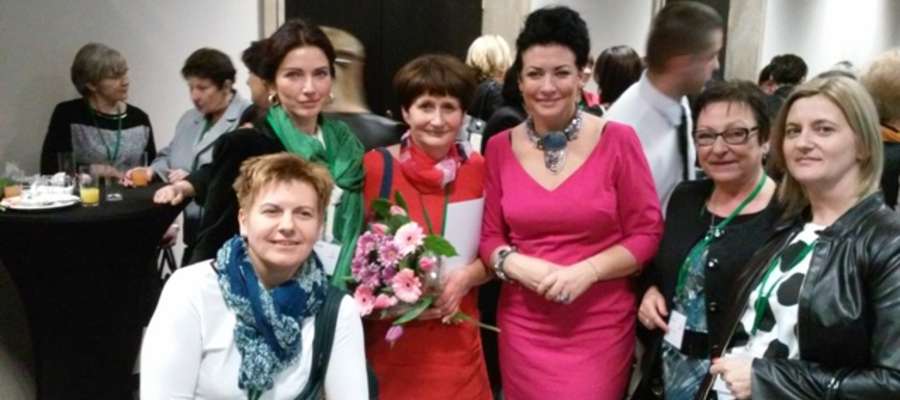 Reprezentantki powiatu w towarzystwie śpiewaczki operowej Alicji Węgorzewskiej (trzecia od prawej)