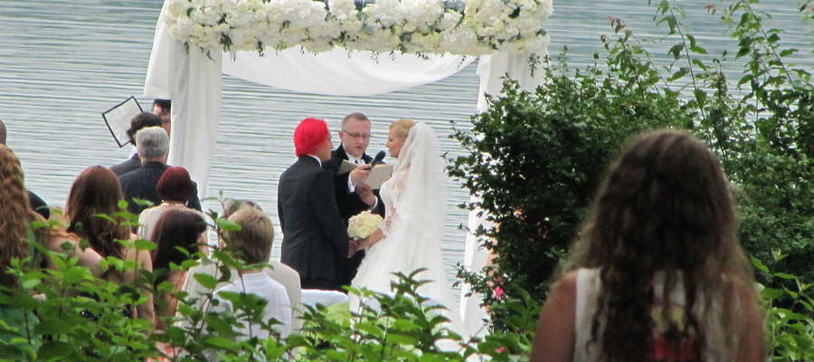 Pamiętacie ślub Michała Wiśniewskiego i Dominiki Tajner w Jabłoni na pomoście jeziora Brzozolasek?