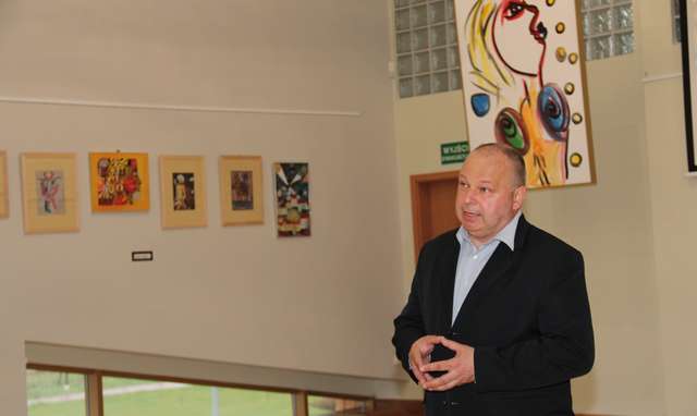 Dariusz Matyjas podczas wernisażu wystawy. Z jego zbiorów pochodzą prace, które możemy oglądać na wystawie - full image