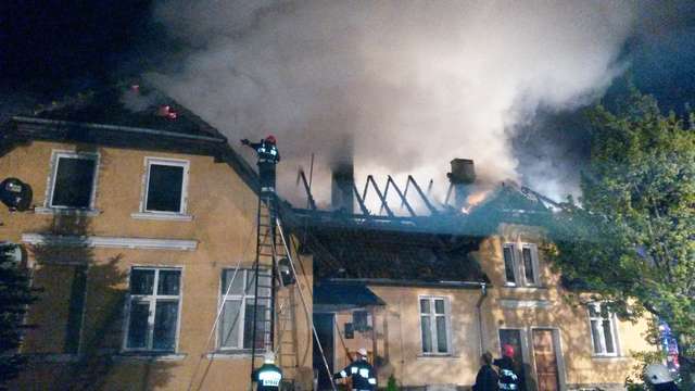 Budynek starej szkoły spłonął w nocy w Kandytach. - full image