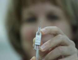 Antyszczepionkowcy otwierają szampana: Likwidacja obowiązkowych szczepień zostaje w Sejmie
