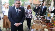 Prezydent Bronisław Komorowski przywitany mniszkiem lekarskim w Olsztynku