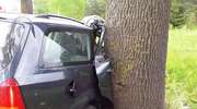 Wypadek na DK 51. Ford uderzył w drzewo, ranny 39-latek