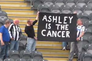 Newcastle utrzymało się w Premier League, ale wściekli fani żądąją odejścia właściciela klubu