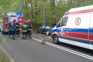 Pijany kierowca BMW uderzył w drzewo. Jego żona nie żyje 