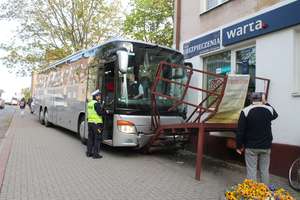 Autobus wycieczkowy stoczył się z przystanku na Grunwaldzkiej w Olsztynie. W pogoń rzucił się kierowca [FILM]