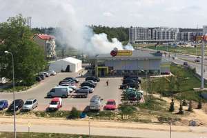 Dym nad Biedronką na Jarotach w Olsztynie. Strażacy postawieni na nogi