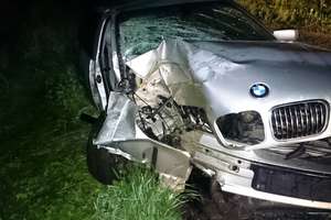 Pijany kierowca bmw uderzyło w drzewo. 16-letnia pasażerka walczy o życie