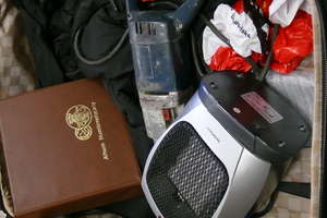 Policjanci znaleźli walizkę z fantami po kradzieży, teraz szukają ich właściciela
