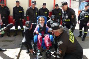 Strażacy zajechali do ciężko chorej Angeliki z pionizatorem i prezentami
