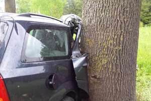 Ford uderzył w drzewo. 39-latek trafił do szpitala