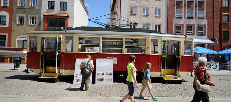 Zabytkowy tramwaj, zamiast stać przed Bramą Targową, ruszy w miasto